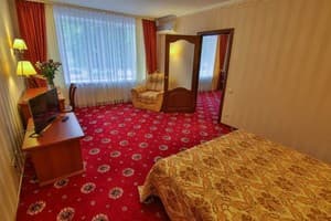 Отель Украина. Апартаменты двухместный + 4